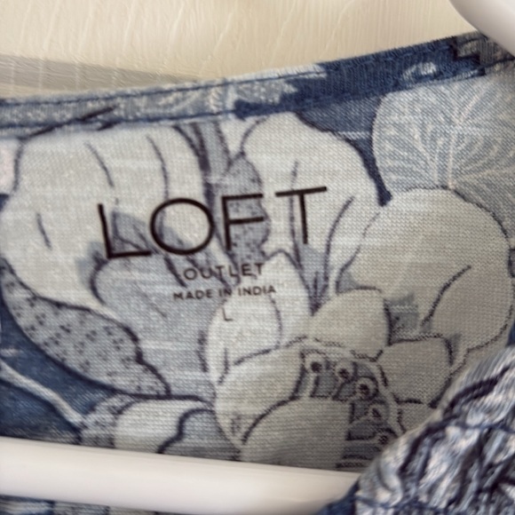 Loft Outlet Blue floral print top. size large - Picture 2 of 3